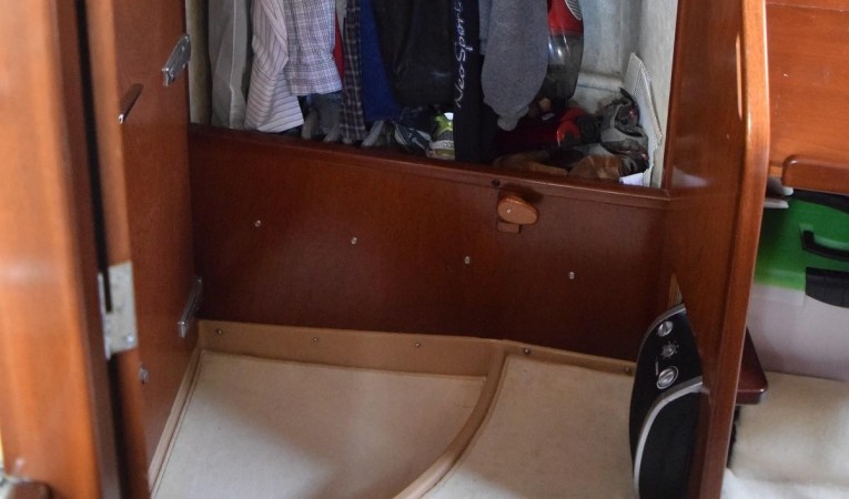 52 Amel Hanging locker