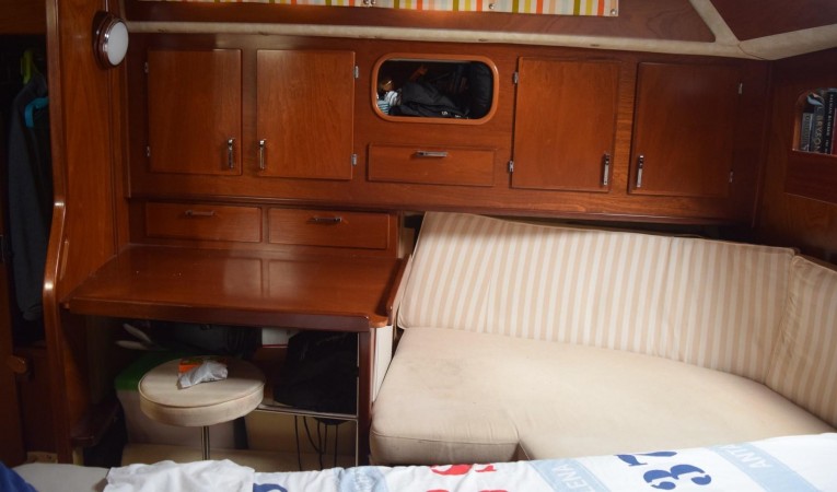 52 Amel Master- Desk