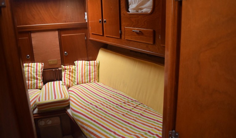 52 Amel Forward cabin-2