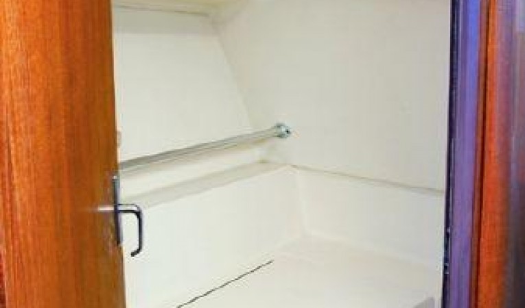 30 Mainship spacious enclosed head