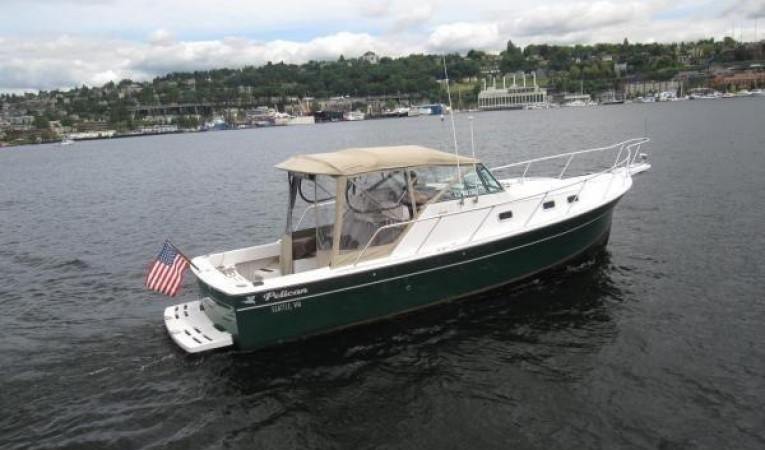 30 Mainship one handsome pocket cruiser