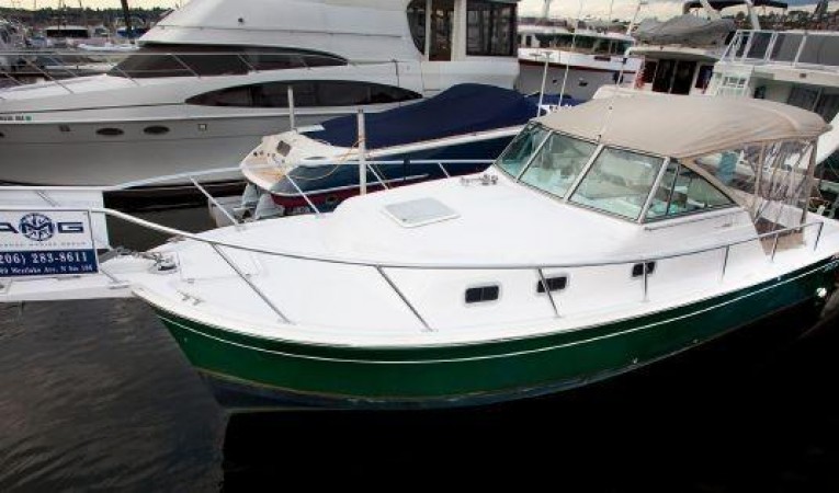 30 Mainship forward quarter view