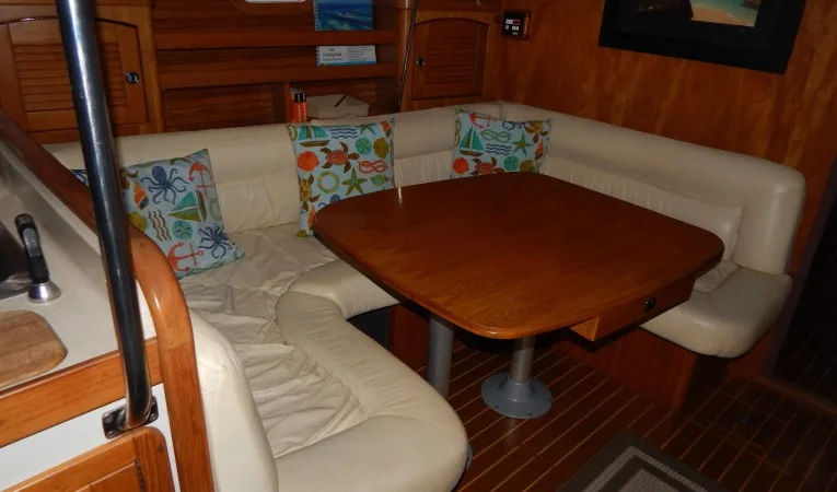 47 Catalina Salon - Settee