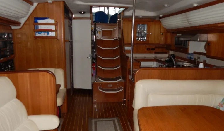 47 Catalina Salon facing aft
