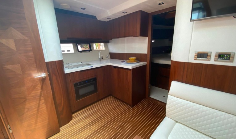 48 Galeon 