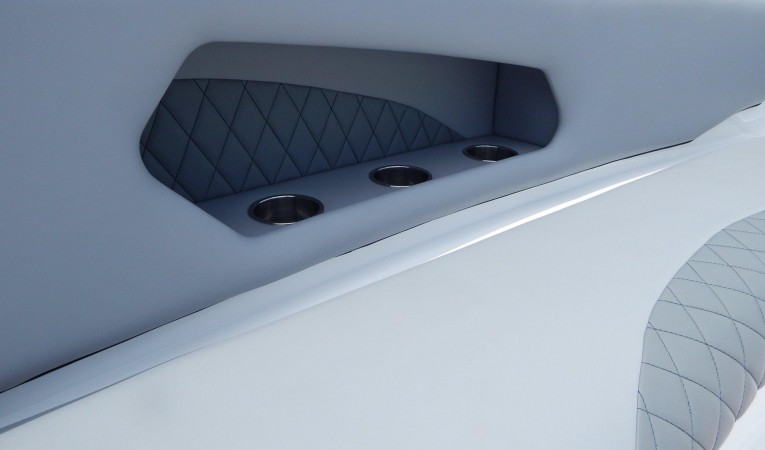 39 Cigarette Racing Bev Holder Compartments