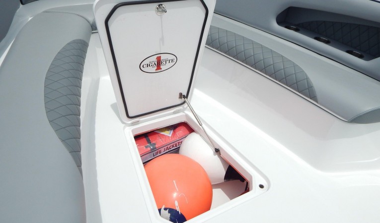 39 Cigarette Racing Forward Hold