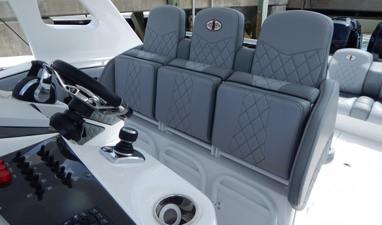 39 Cigarette Racing Helm Seats Up