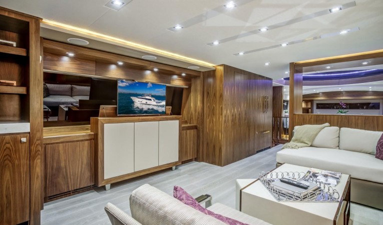 75 Hatteras Main Salon