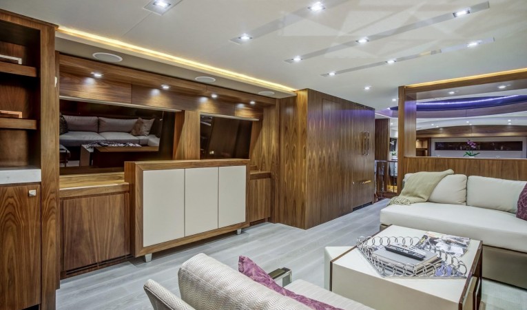 75 Hatteras Main Salon