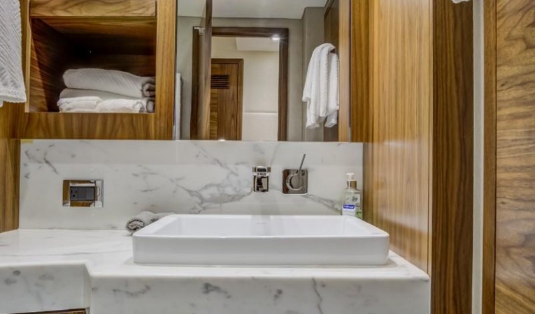 75 Hatteras Guest Bath