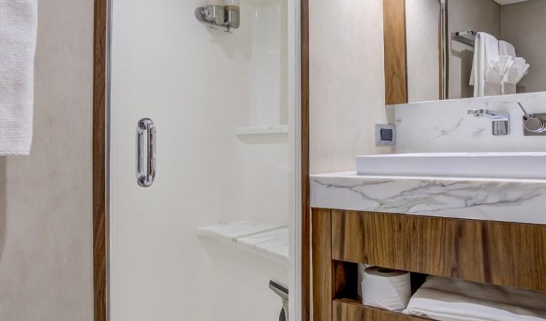 75 Hatteras Guest Shower