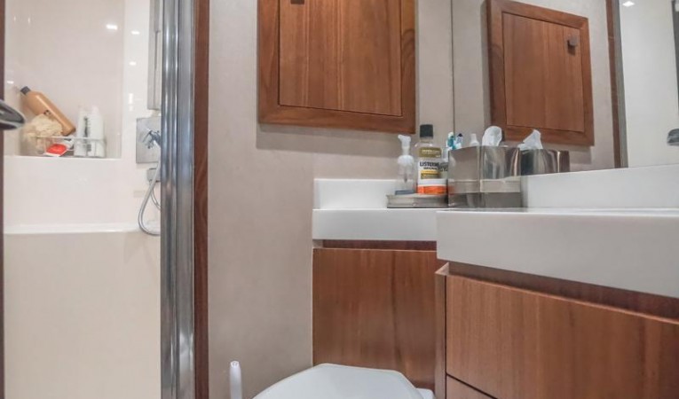 75 Hatteras Crew cabin head and shower