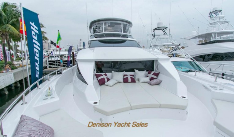 75 Hatteras Huge Bow Entertainment area