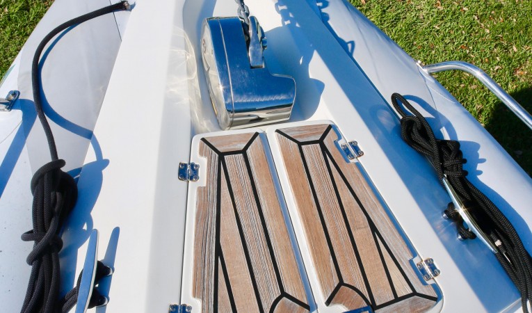 28 Gemini Make anchoring easy with the electric windlass