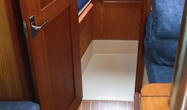 29 Hunter V-Berth
