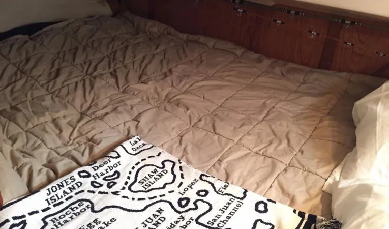 29 Hunter Large Aft Bed