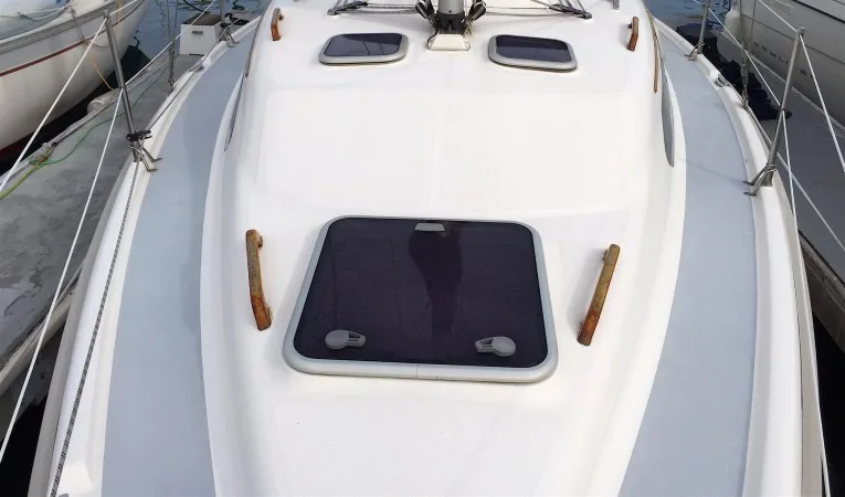 29 Hunter Forward Deck Looking Aft