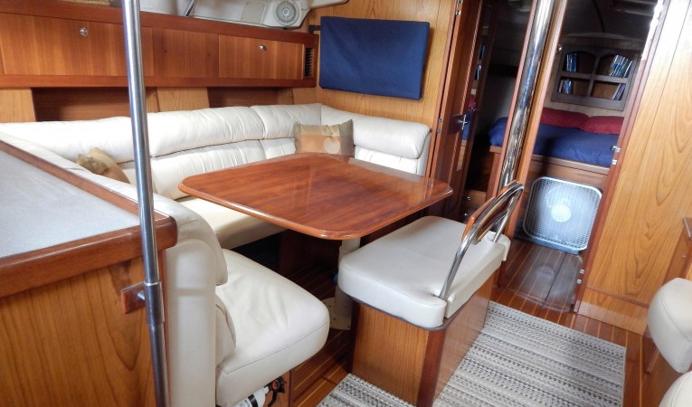 46 Hunter Dinette