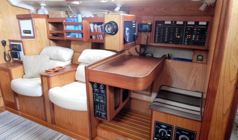 46 Hunter Nav Station and Starbd Seating