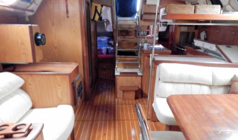 46 Hunter Salon -Lookng Aft