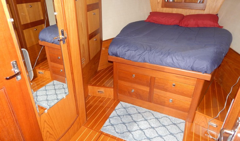 46 Hunter Forward Cabin