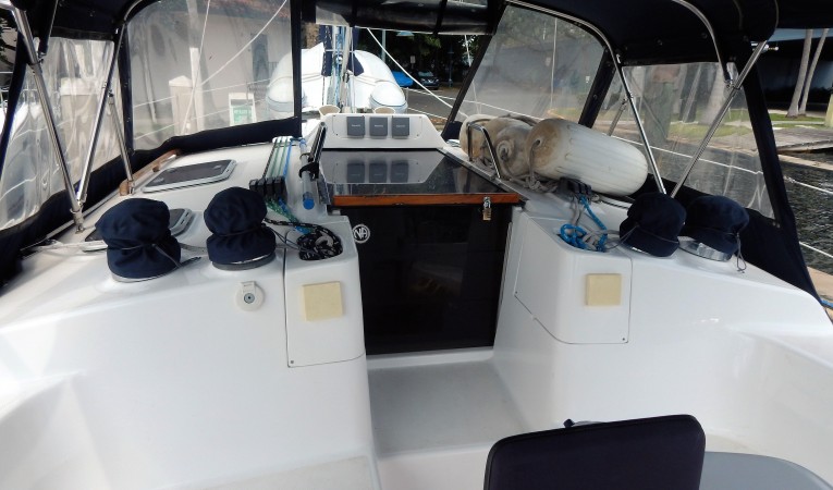 46 Hunter Companionway & dodger