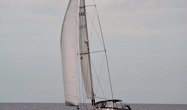 46 Hunter Under sail