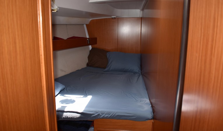 50 Beneteau Port forward cabin