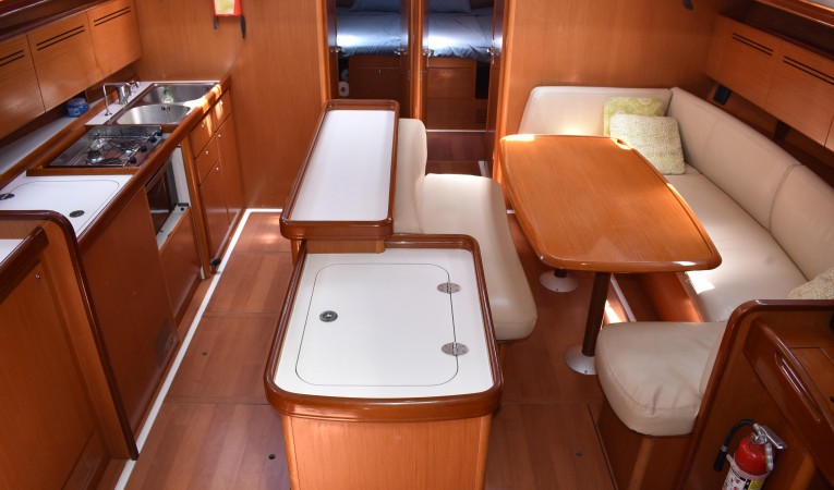 50 Beneteau Comfortable and bright salon