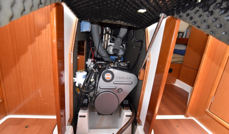 50 Beneteau Very clean engine room
