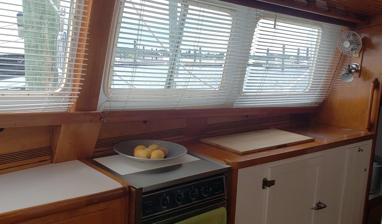 46 CAL Galley - Electric Princes oven / range top