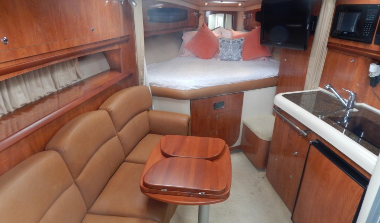 31 Four Winns Interior Cabin