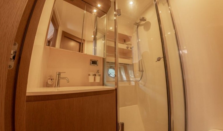 48 Azimut 