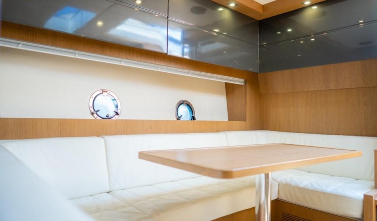 48 Azimut 