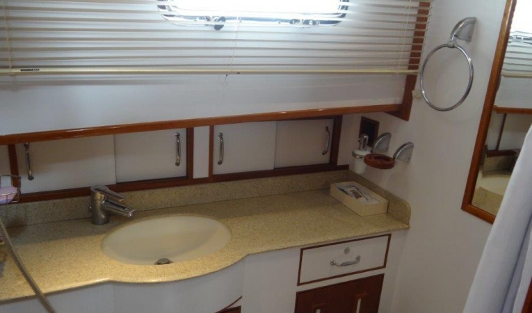 47 Grand Banks Guest Head