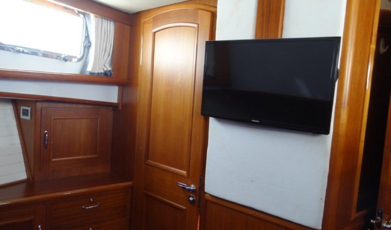 47 Grand Banks Master Cabin - TV