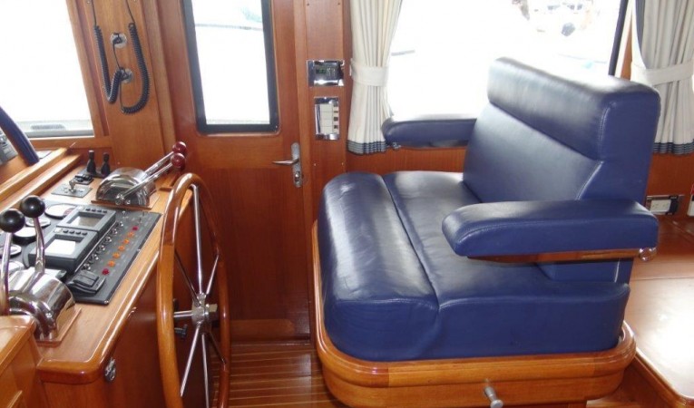 47 Grand Banks Lower Helm