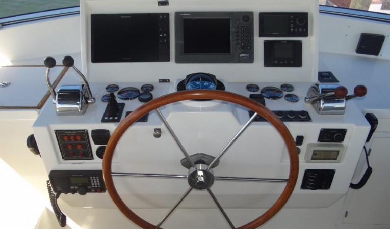 47 Grand Banks Flybridge Helm