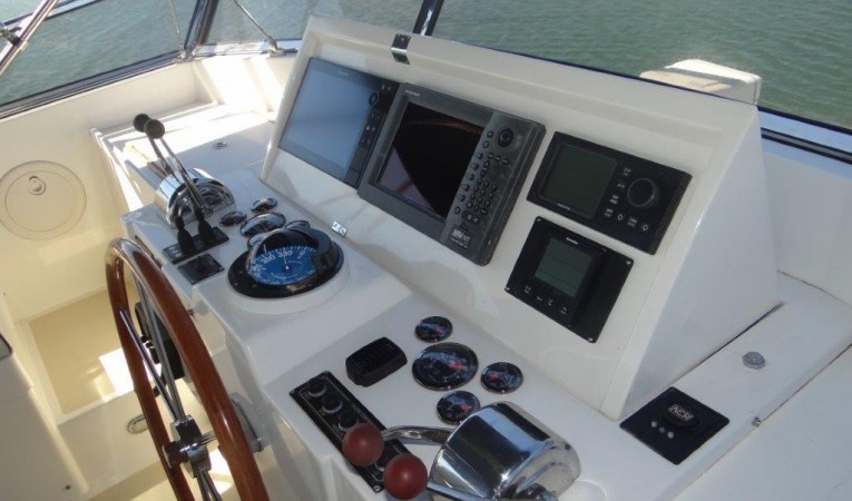 47 Grand Banks Flybridge Helm