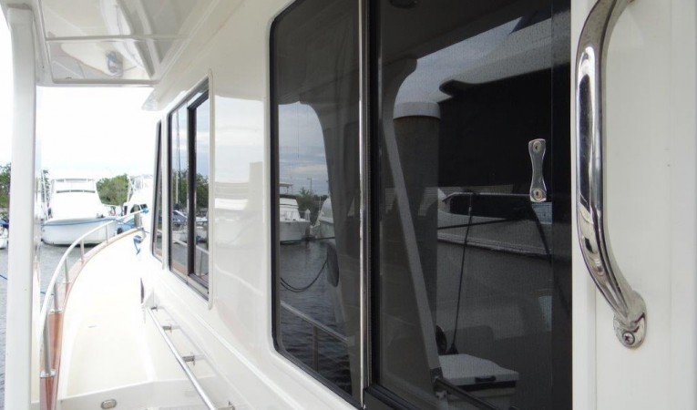 47 Grand Banks Portside Walk-Around Deck