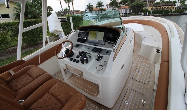 29 Chris-Craft Helm