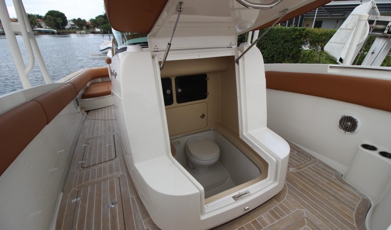 29 Chris-Craft Head in console