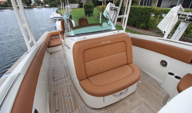 29 Chris-Craft Forward seating