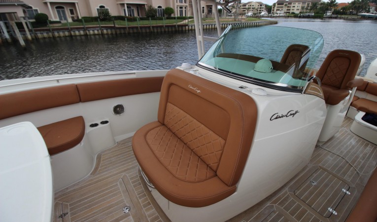 29 Chris-Craft Forward seating