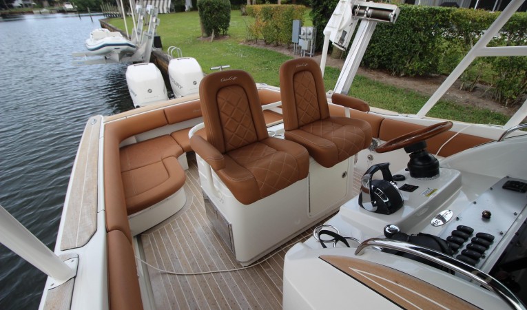 29 Chris-Craft Helm seating