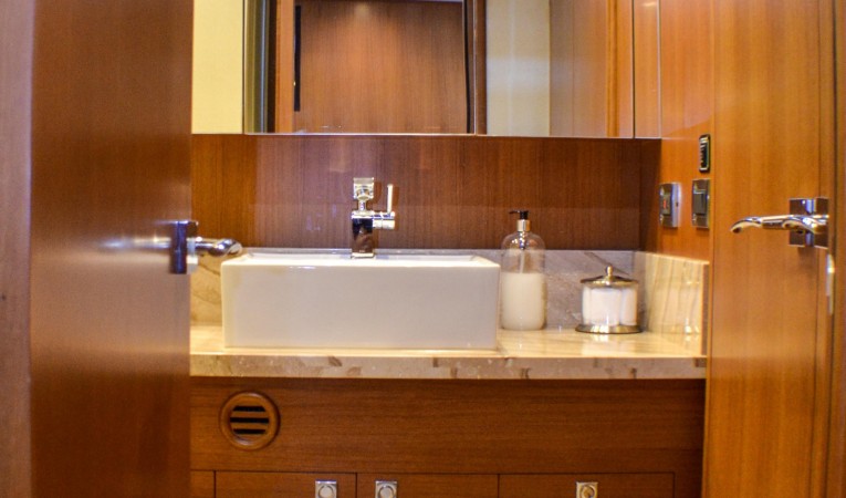 86 Outer Reef Yachts 