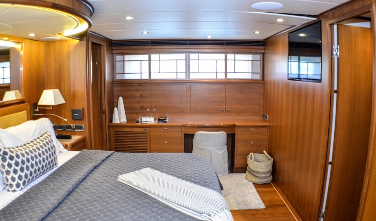 86 Outer Reef Yachts 