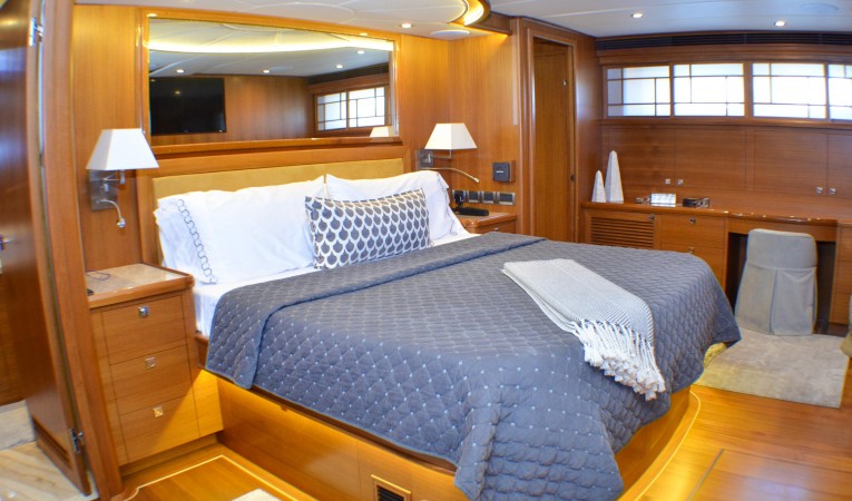 86 Outer Reef Yachts 