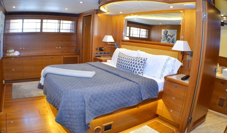 86 Outer Reef Yachts 